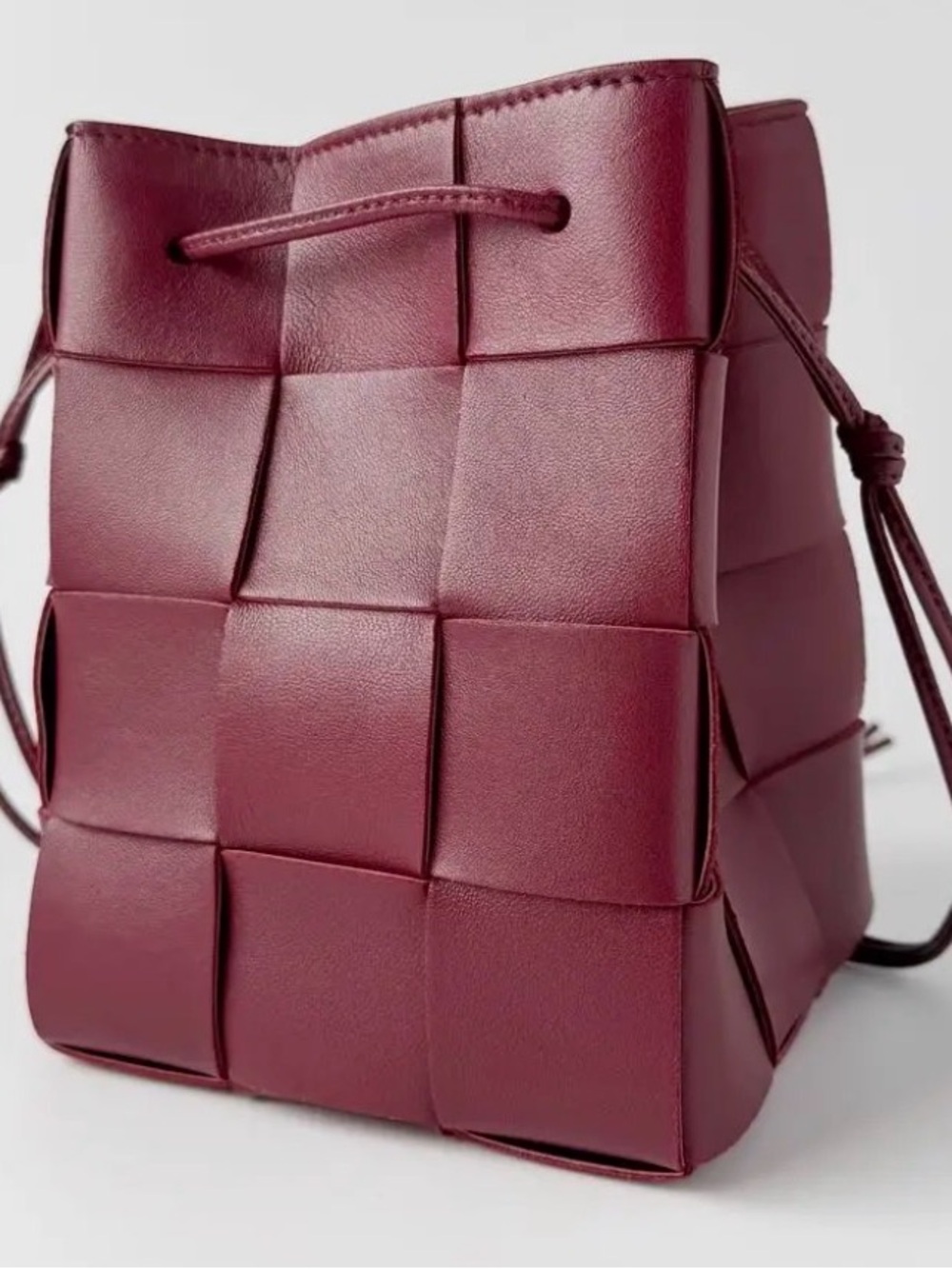 Bottega Veneta Intrecciato Casette Bucket Bag Drawstring Crossbody - Burgundy